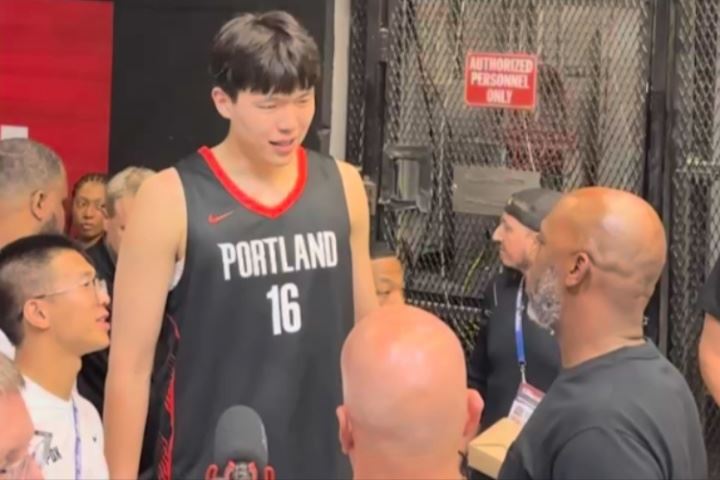 猜猜他俩聊了啥🤔杨瀚森赛后与主帅比卢普斯聊天+握手致意