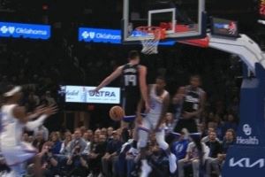 秀操作！华莱士抢断空中转体骗过两人助攻亚历山大轻松得分