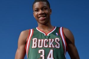 米德尔顿:对字母哥的初印象是又高又瘦 当时我需要和他竞争